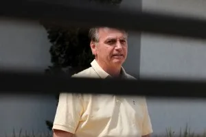 Moraes autoriza Jair Renan e Carlos a visitarem Jair Bolsonaro em prisão domiciliar
