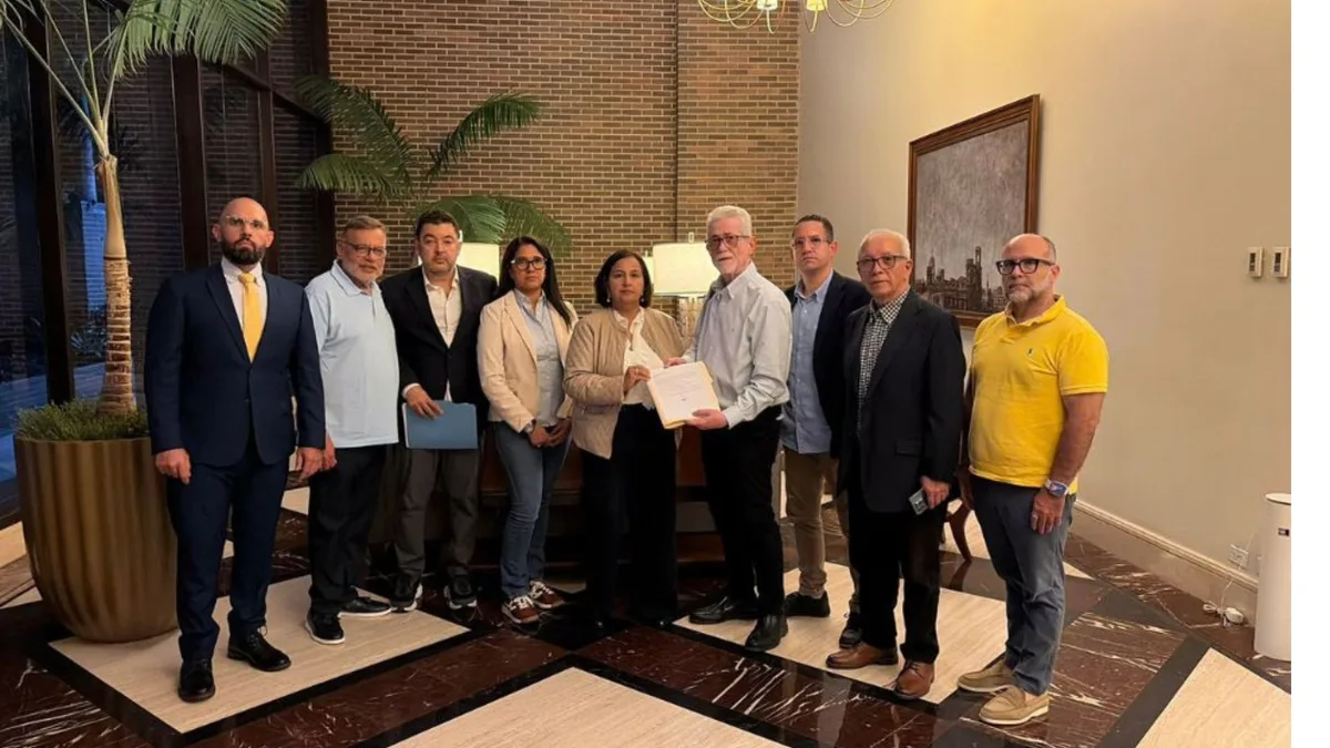 Todos quieren tomarse la foto con Dinorah