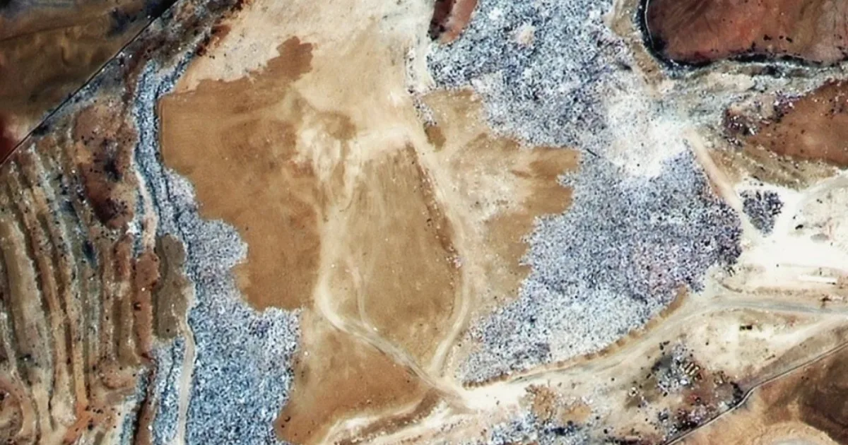 No meio do Deserto do Atacama há uma montanha com 39.000 toneladas de roupas que pode ser vista do espaço