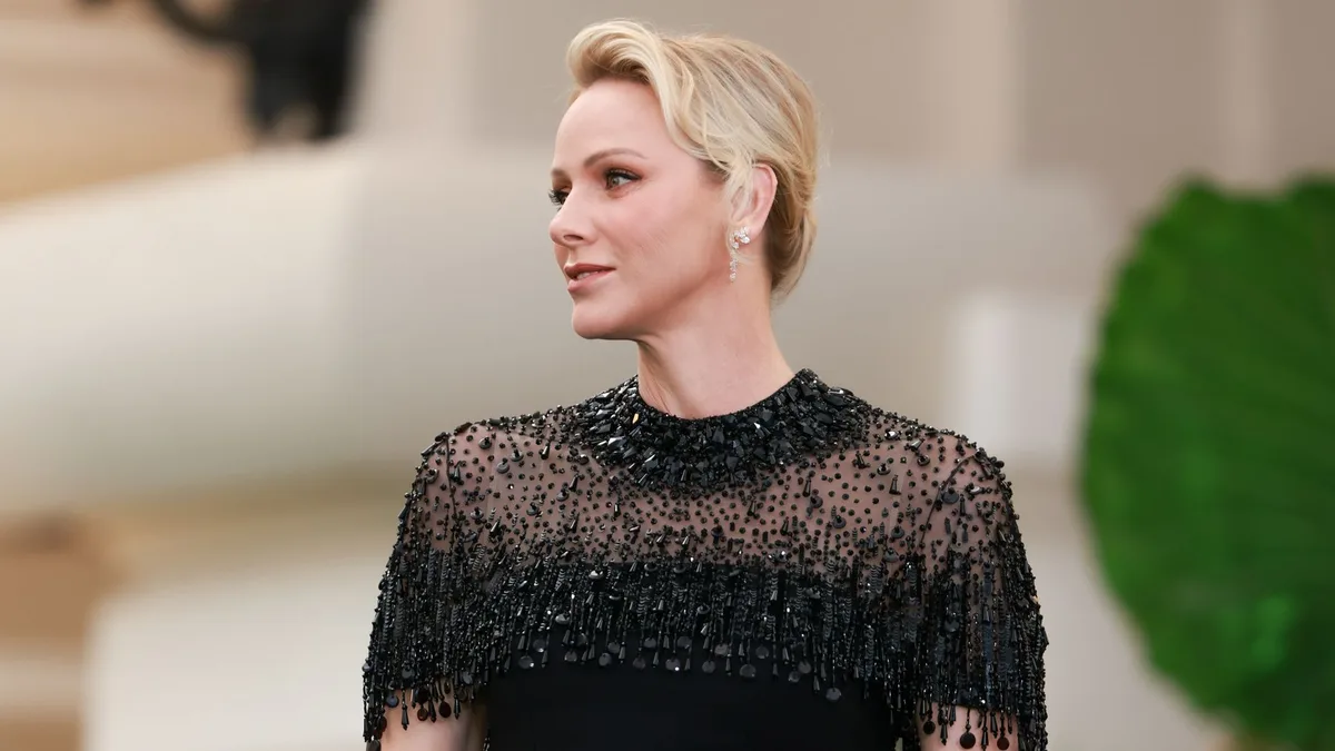 Charlene de Mónaco brilla con su vestido de fiesta de 3.000 euros que conecta con Kate Middleton: un diseño con escote de pedrería