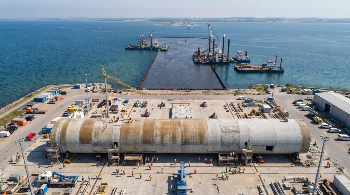 O túnel de 18 quilômetros que está sendo construído de um jeito que parece impossível: 89 estruturas gigantes saem de uma fábrica em terra e desaparecem uma a uma no fundo do mar