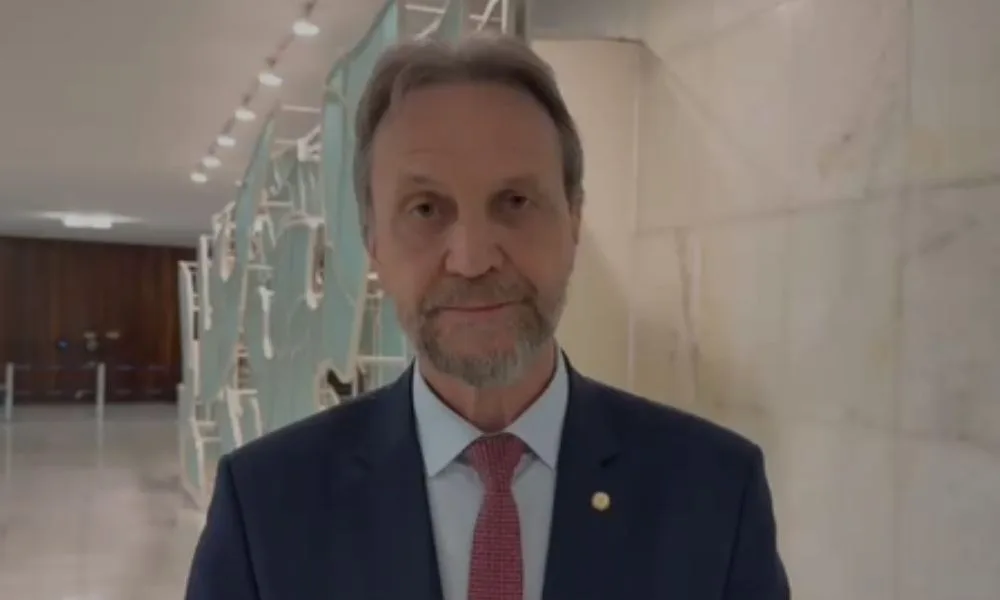 Líder do PT que passou mal na Câmara sofreu AVC e segue internado