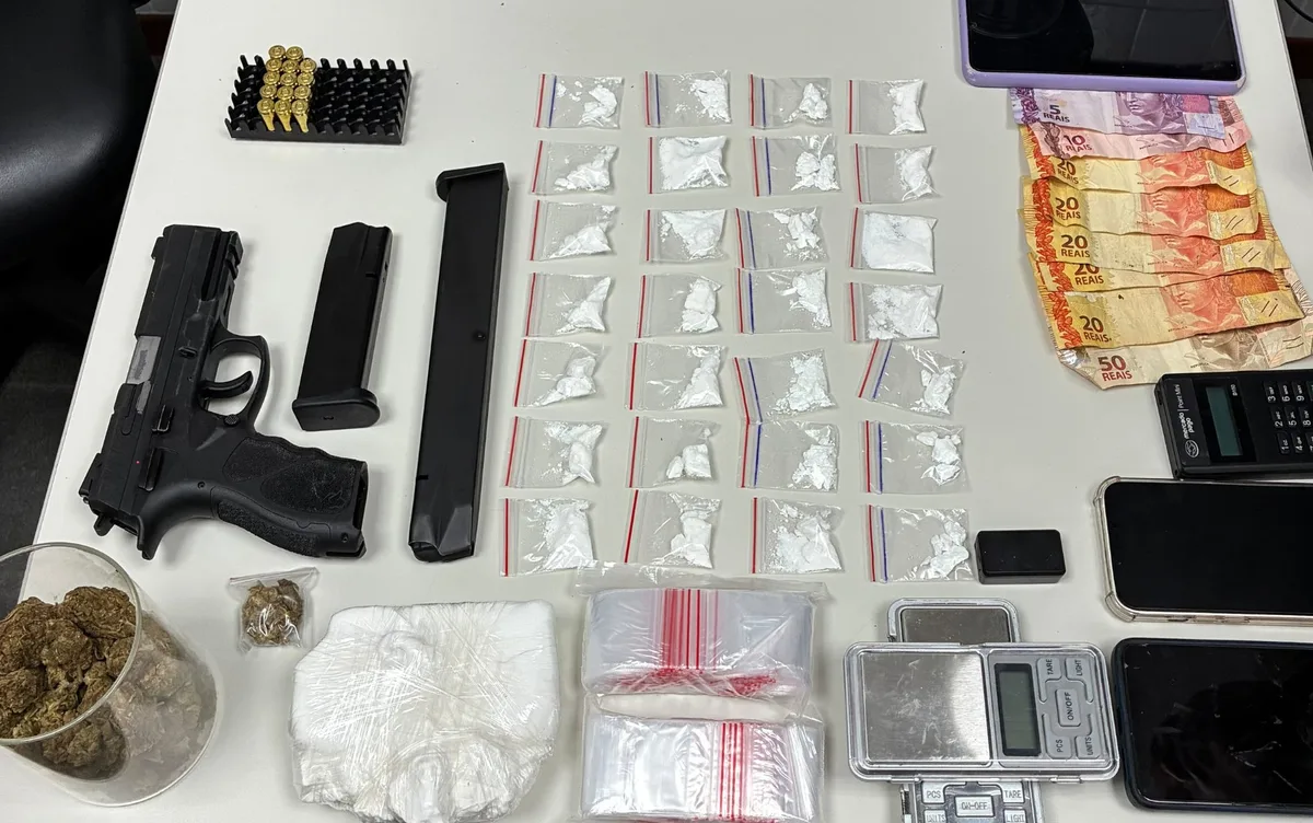 Suspeito de tráfico tenta subornar policiais e é preso com arma e drogas na Bahia