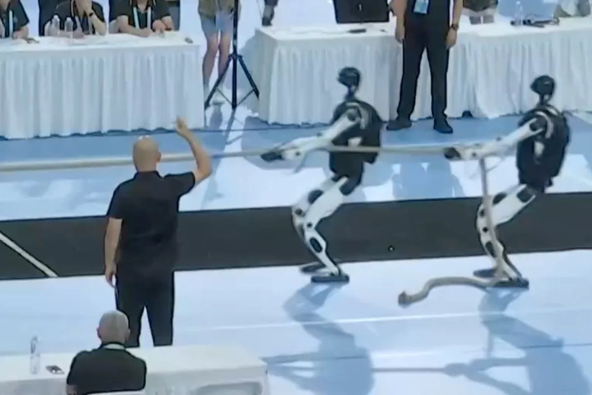 Robots crash to ground in tug-of-war at 2026 World Humanoid Games