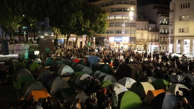 Manifestantes continuam na Praça D. João I no Porto