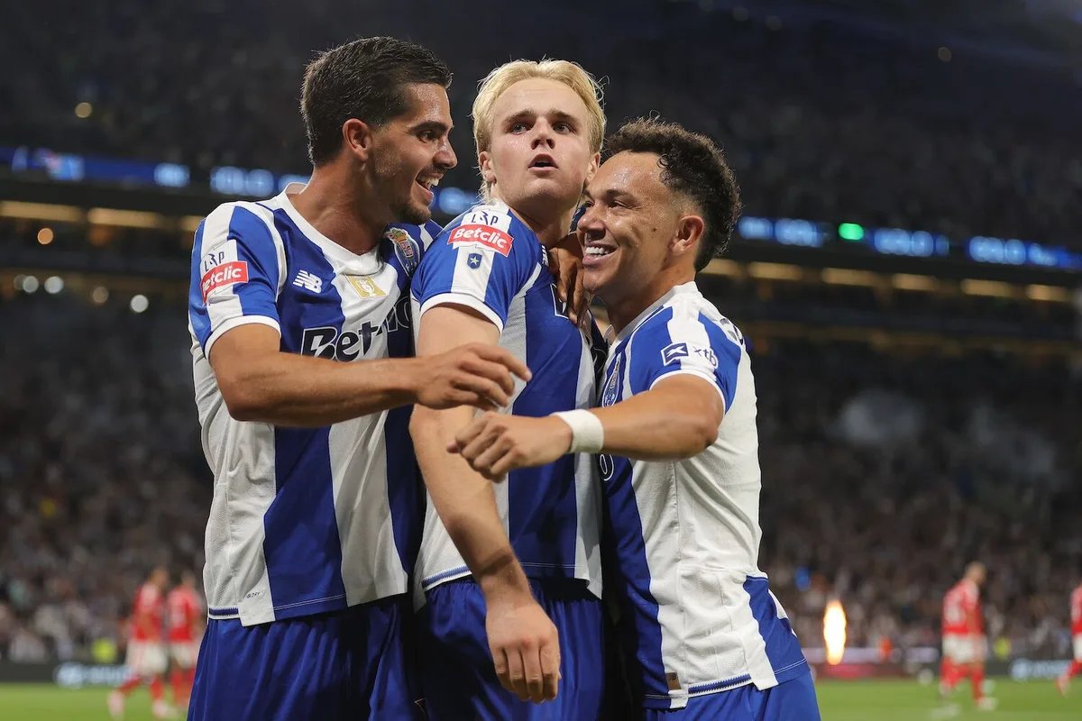 A chama imensa vem do dragão: águias esmagadas em clássico com chapada recorde