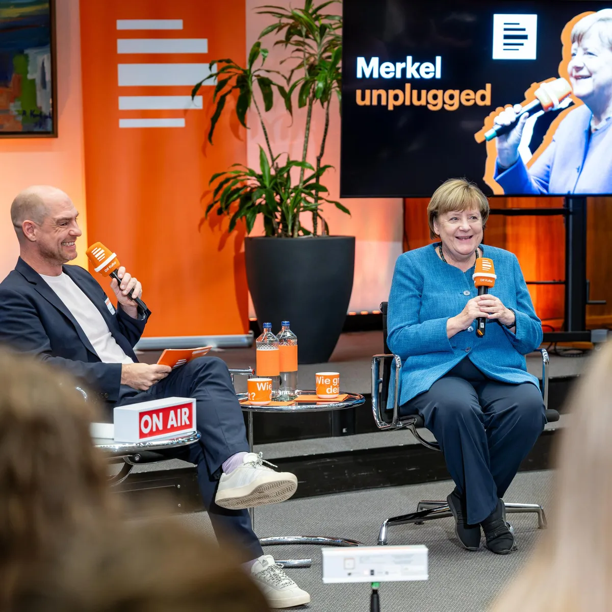Begegnung mit Schulklassen - Ehemalige Bundeskanzlerin Merkel fordert mehr Einsatz für die Demokratie