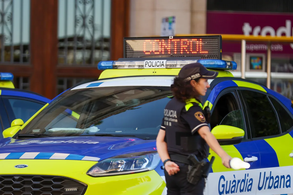 La Guardia Urbana de Barcelona detiene a un hompre por apuñalar a otro este mediodía en la Rambla del Raval y busca a un tercer implicado