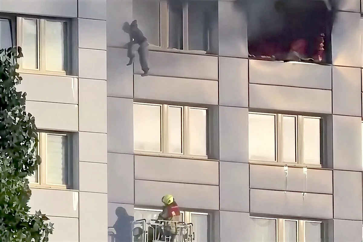 Mulher salta de um 11.º andar em chamas para os braços de um bombeiro