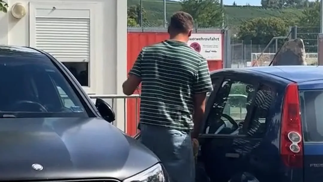 So schön bodenständig - VfB-Star fährt im Uralt-Fiesta vor