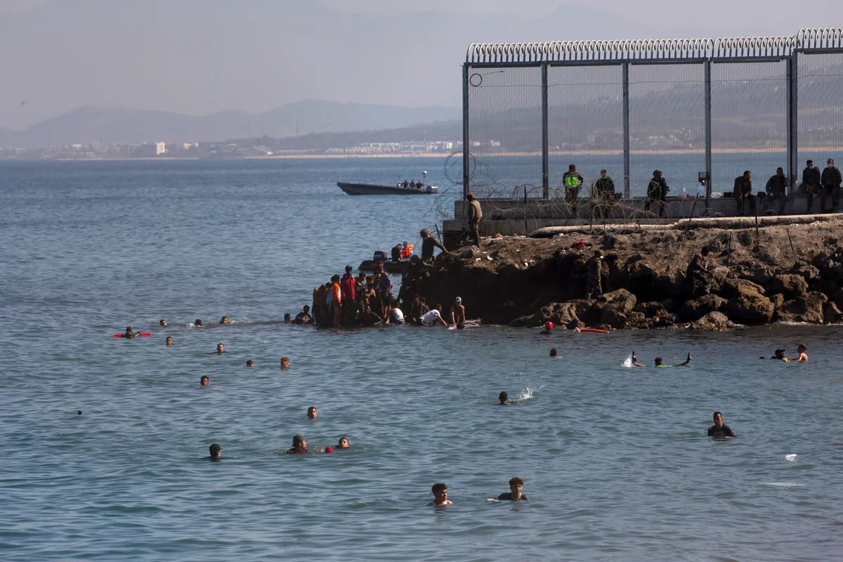 Ceuta transfere migrantes para instalações com capacidade para 1800 pessoas