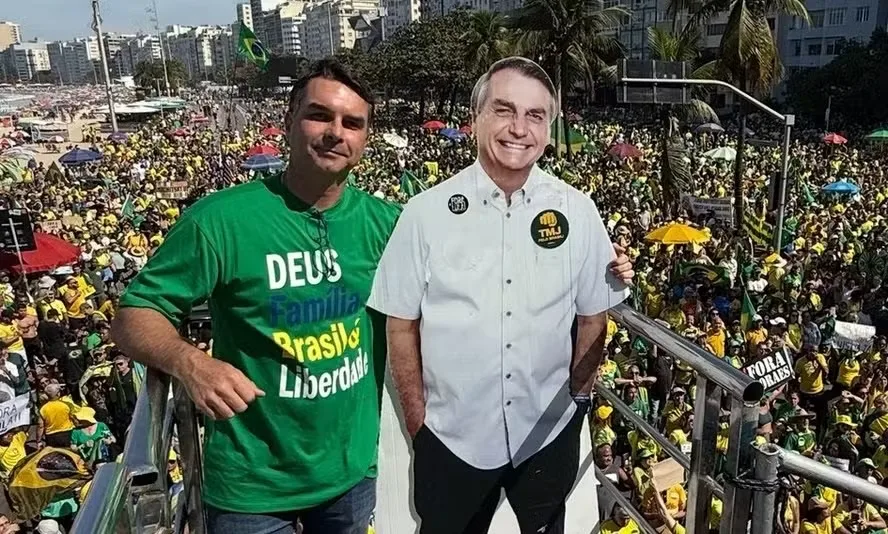 Se eleito, Flávio Bolsonaro pode subir a rampa do Planalto com o pai?