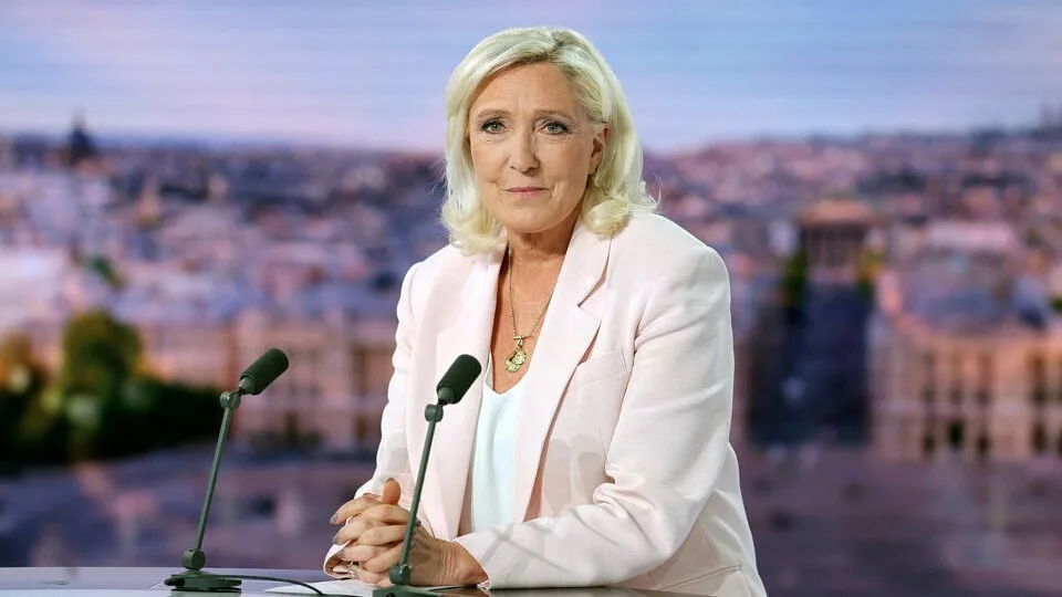 Le Pen lidera sondagens para presidenciais em França entre cerca de 30 candidatos