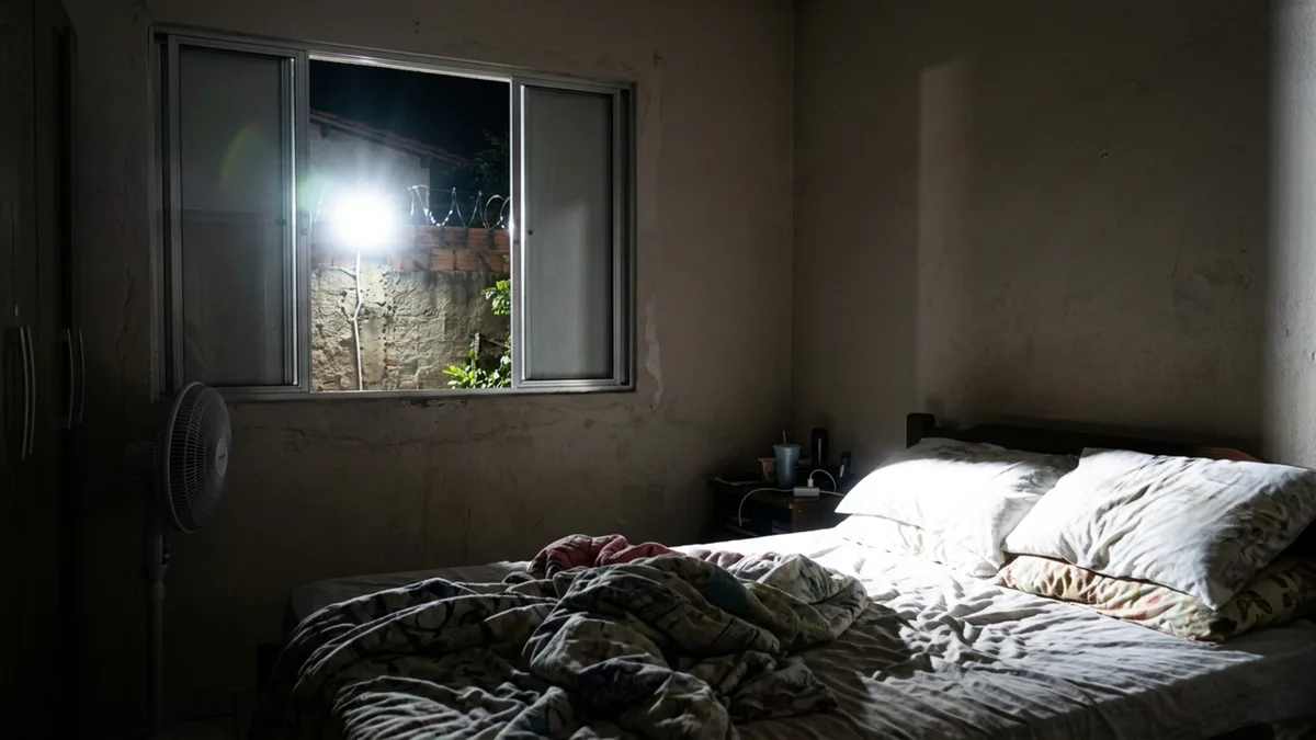 Refletor instalado para proteger um quintal ilumina o quarto de outra casa, e responsável exige que a família compre cortinas para resolver o incômodo