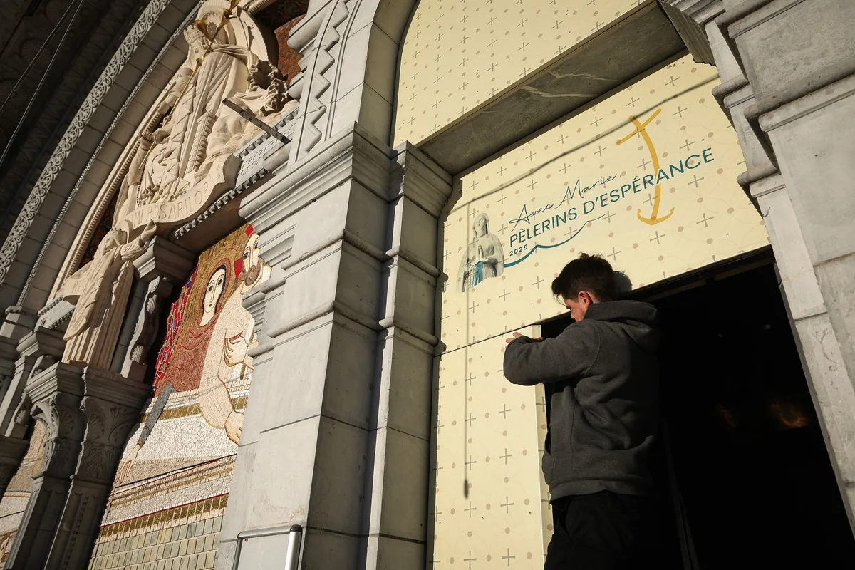 Lourdes : pourquoi les mosaïques de Marko Rupnik seront-elles bientôt définitivement recouvertes ?