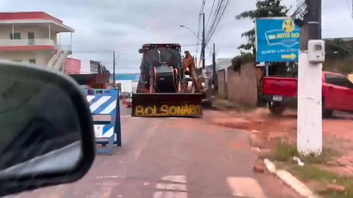 Trator a serviço do Saerb é flagrado com nome “Bolsonaro” em Rio Branco