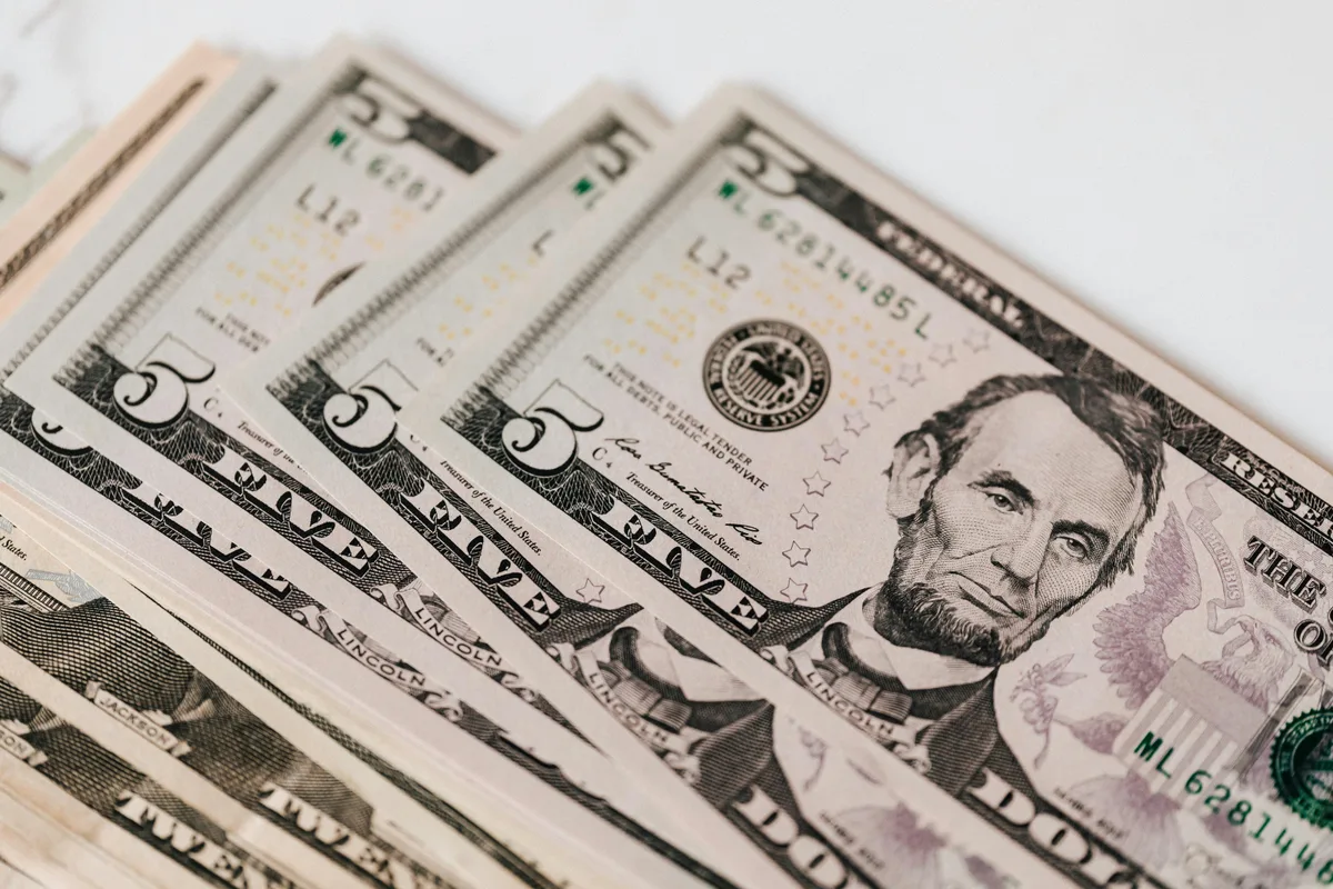 Dólar sobe e fecha a R$ 5,02 com inflação nos EUA e pesquisa eleitoral no radar; Ibovespa cai