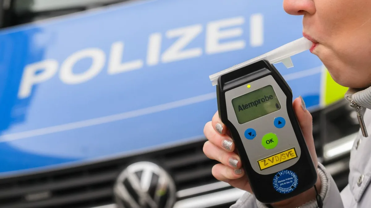 Kontrolle: Lastwagen fährt Schlangenlinien auf Autobahn