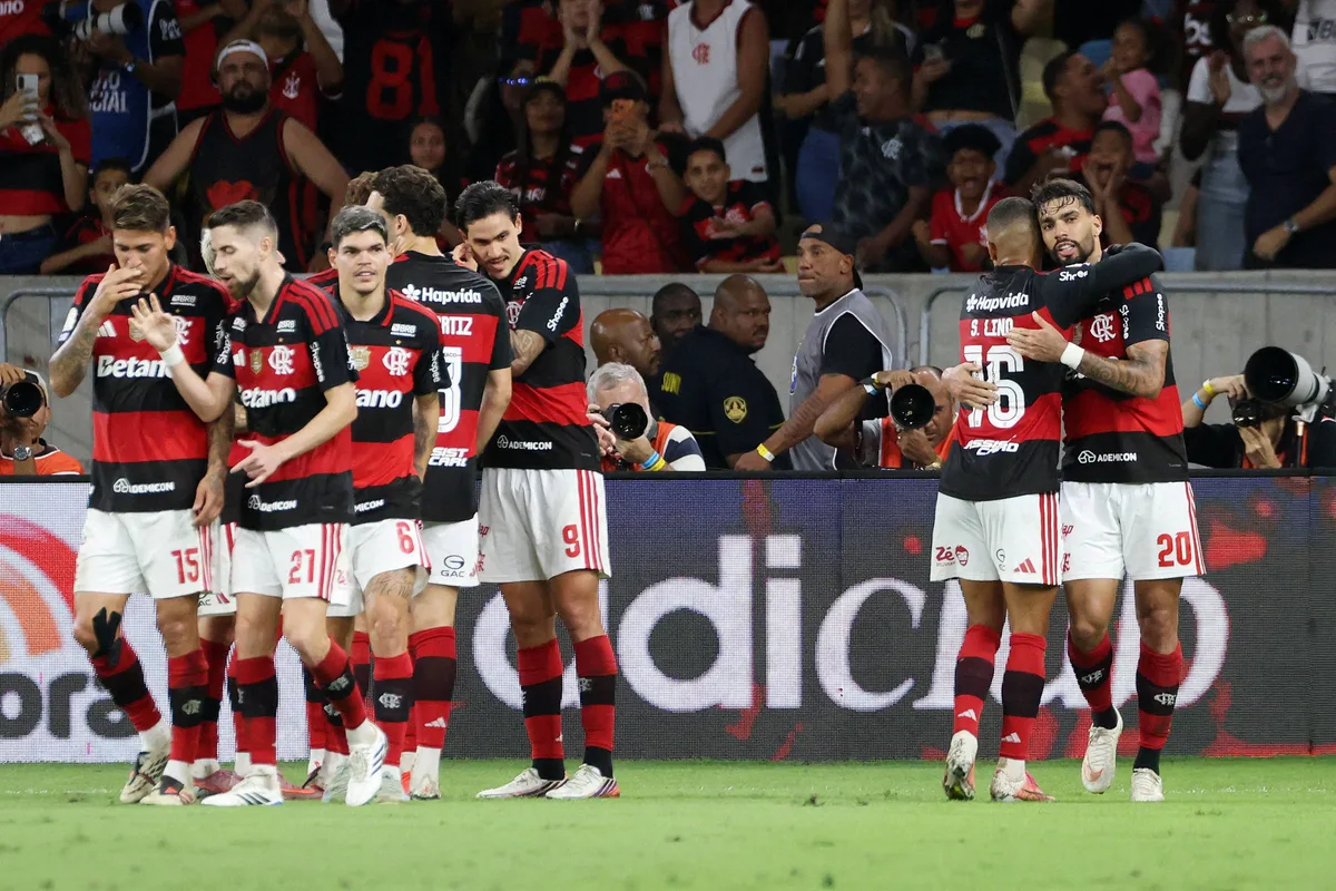 Flamengo vence jogo atrasado e cola no Palmeiras na ponta do Brasileiro