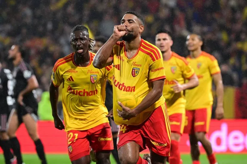 Lens bat l'OL et offre une première victoire à son entraîneur Yannick Cahuzac