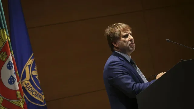 Carros, sofás, televisões. Que diz a lei sobre o uso de bens apreendidos?