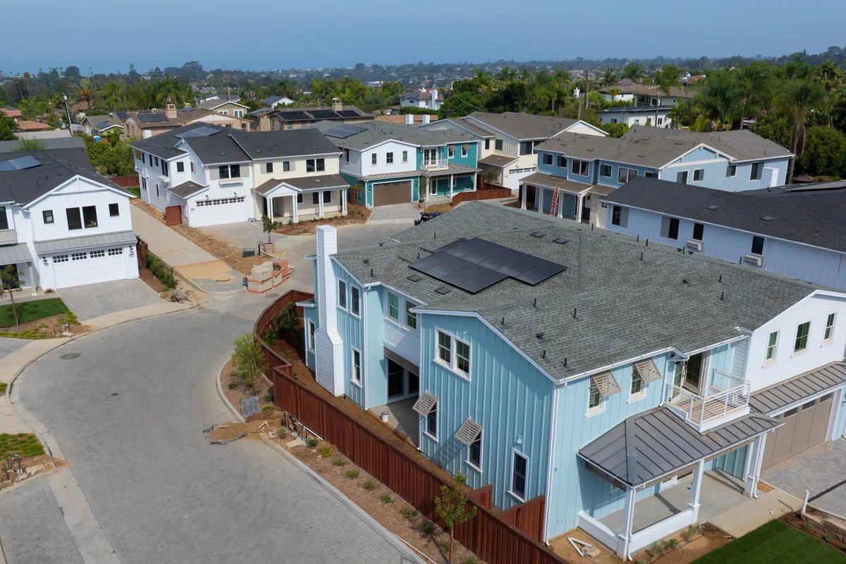 California construyó cientos de miles de viviendas, pero la crisis persiste: cada vez más casas están ocupadas por menos personas
