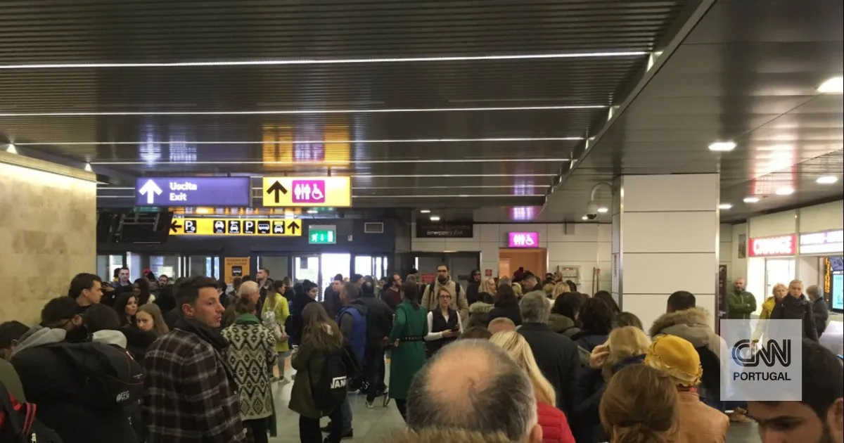 Falhas na transmissão de dados provocam atrasos e dezenas de cancelamentos de voos nos aeroportos italianos