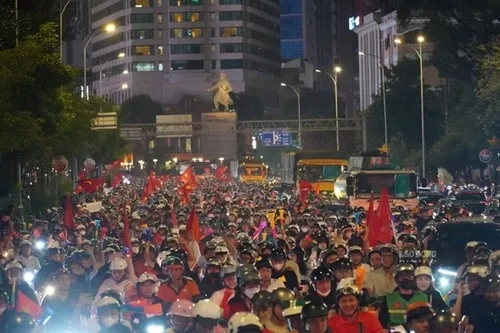 동남아축구 정상 베트남, 전국 붉은 금성홍기 물결