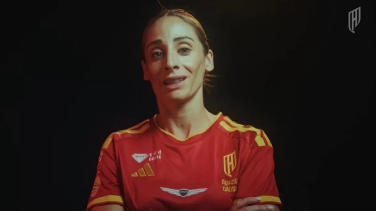 La campeona mundial Esther González esconde las imágenes de su mujer e hijo tras irse a Arabia