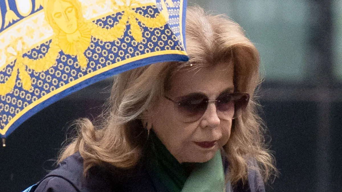 La princesa Firyal descubre el robo de sus joyas al encontrar su anillo de compromiso en una subasta: acusan a su antigua ama de llaves