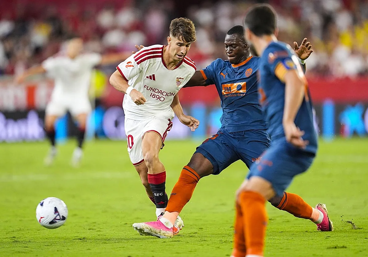 Miguel Sierra, la pujante estrella del Sevilla FC, no duda en quién debe levantar el Balón de Oro: «Lamine»