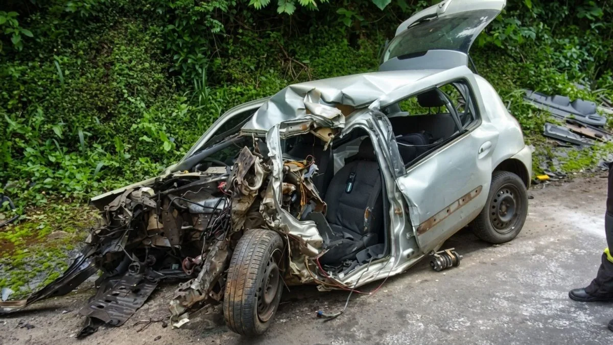 Mulher de 26 anos morre presa às ferragens após carro bater de frente com caminhão na SC-157