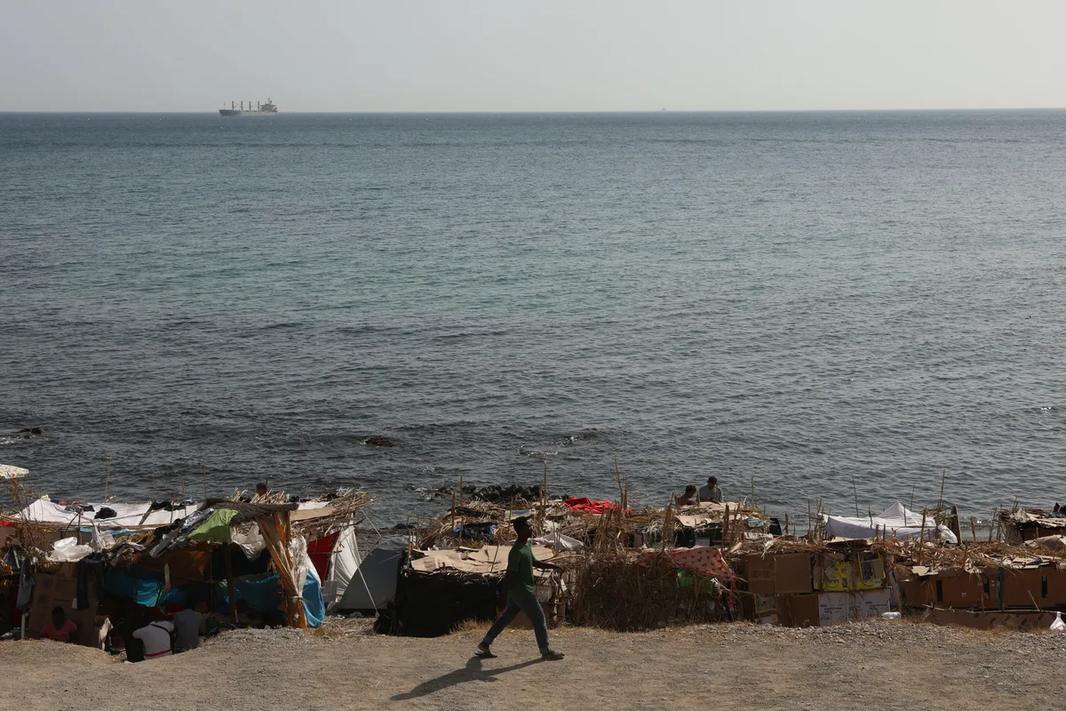 Rescatados en Ceuta siete migrantes a la deriva en un barco de cinco metros: frenan a dos mafias que cobraban 9.000 euros por el traslado a la Península