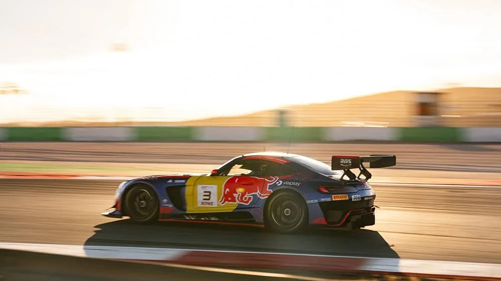 Max Verstappen recupera 12 posições para terminar em nono no GT3 de Portimão enquanto Valentino Rossi retira-se