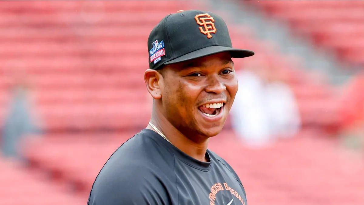 Giants’ Devers receives mix of cheers, boos in return to Fenway