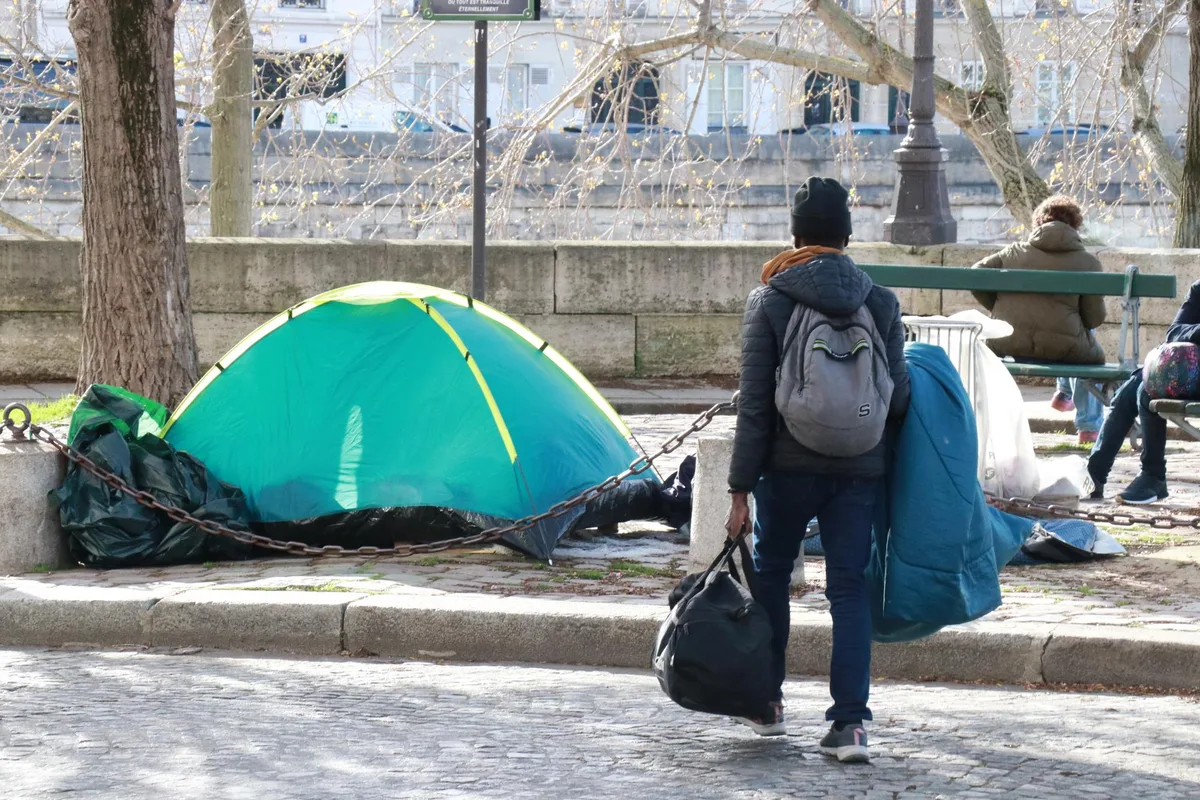 L’objectif de « zéro enfant à la rue » est un échec, leur nombre a augmenté de 42 % depuis 2022
