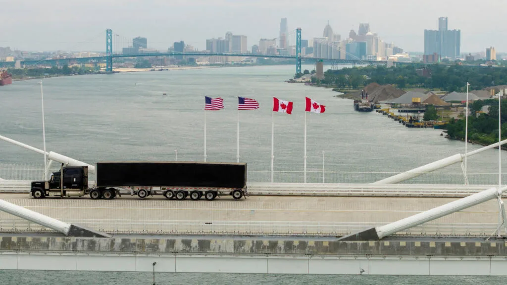 Canadá reage a tarifaço de Trump e guerra comercial ameaça encarecer carros, casas e gasolina nos EUA
