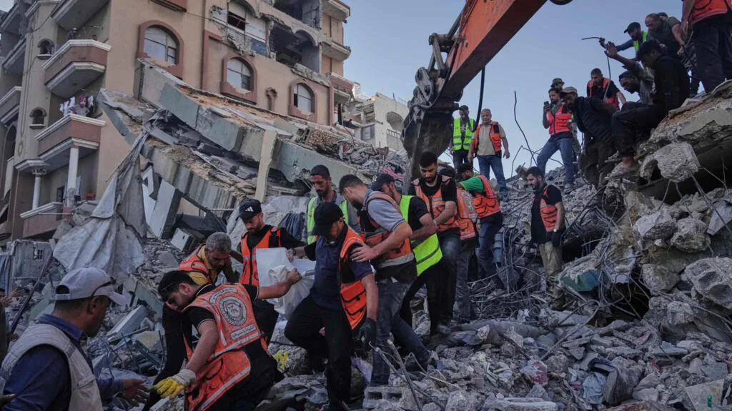 Palestine: à Gaza, les recherches de victimes de l'effondrement d'un immeuble bombardé par Israël