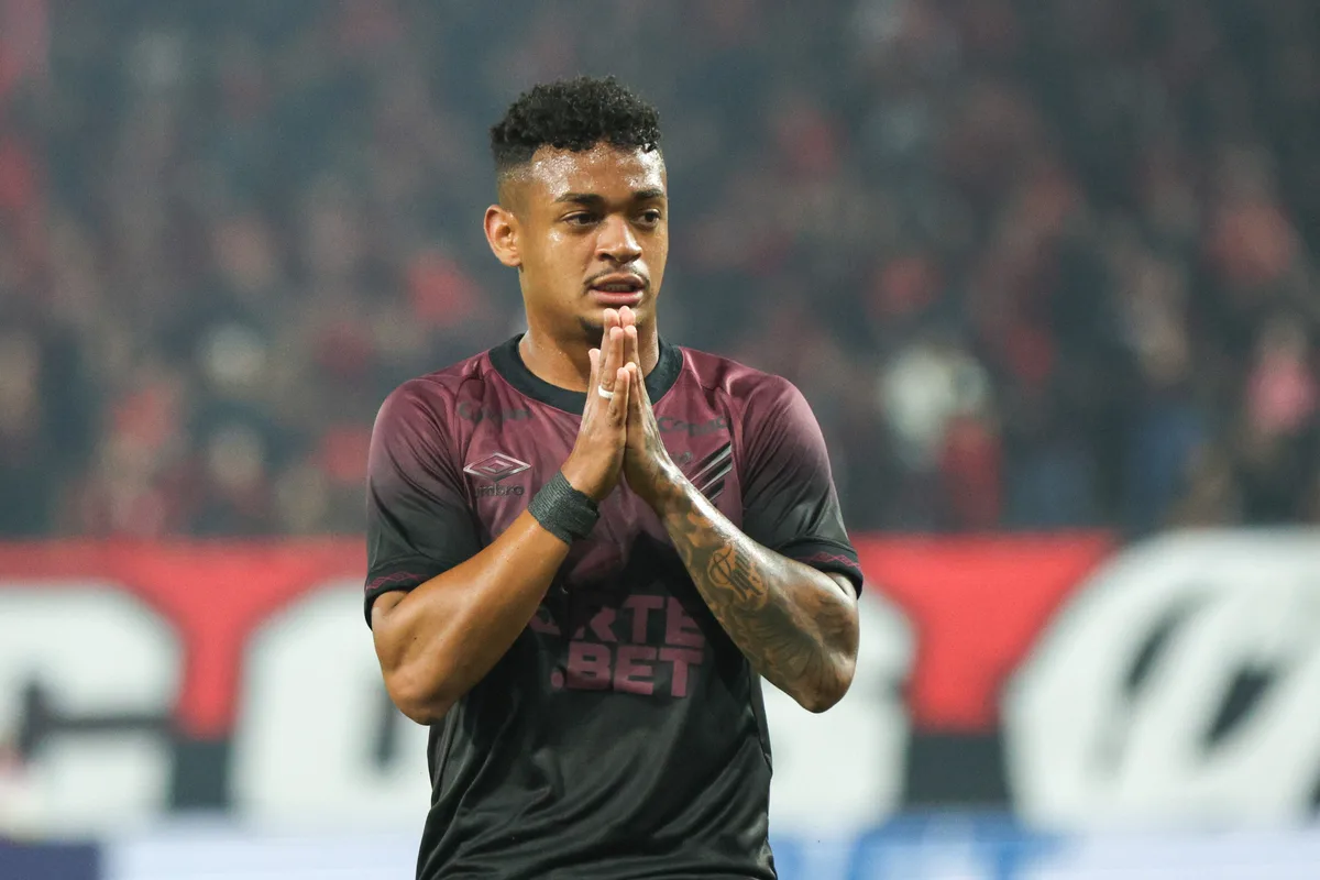 Athletico deixa Léo Derik fora do jogo contra o Bragantino; Portilla é novidade