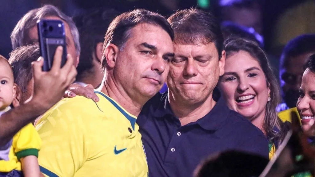 Tarcísio rebate Flávio Bolsonaro e defende urnas eletrônicas