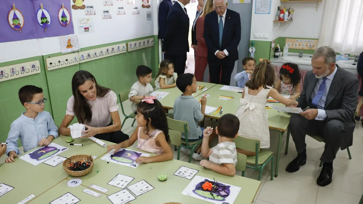 Los reyes visitan en Melilla un colegio que destaca por la convivencia y el mestizaje