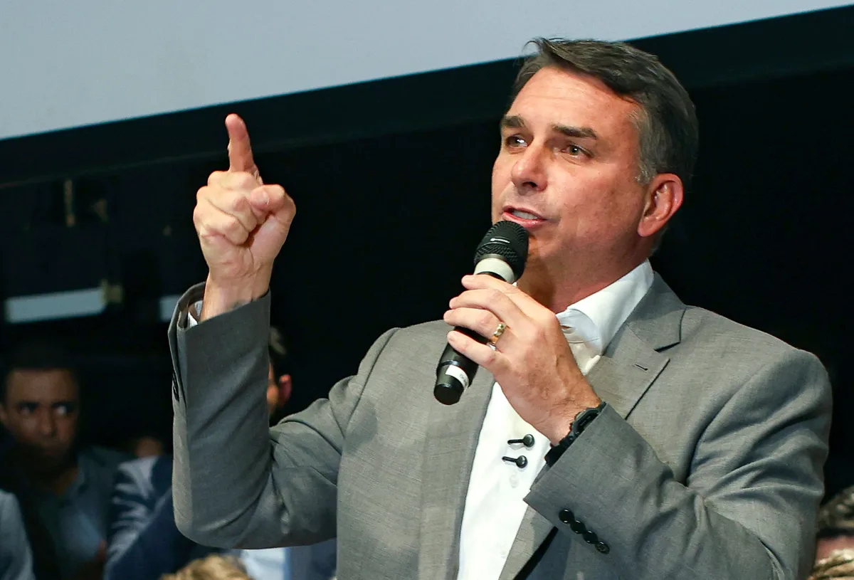 Flavio Bolsonaro acota su promesa de “cambiar la Constitución” y detalla las reformas que impulsaría