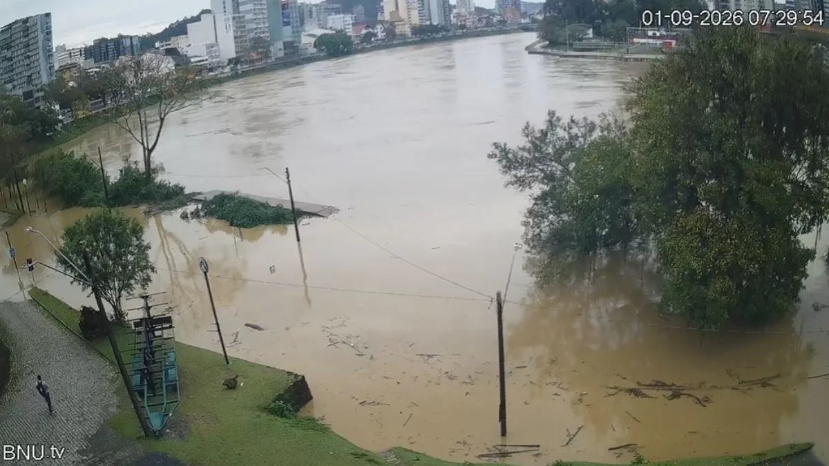 Rio Itajaí-Açu avança, ultrapassa primeira cota de enchente e deve atingir pico de 7,70 metros em Blumenau