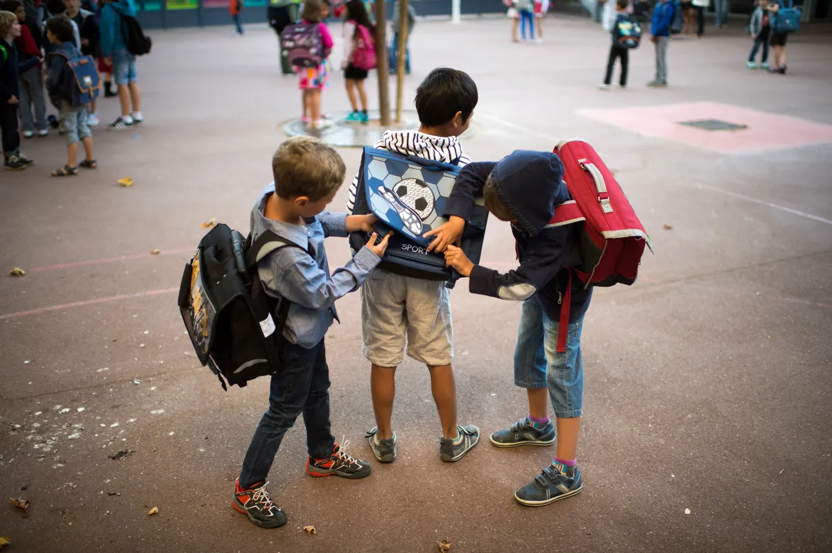 Mochila às costas, mas sem excesso de peso: os cuidados a ter no regresso às aulas