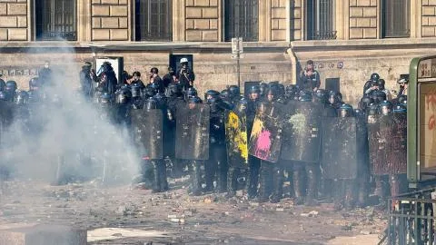 Medio millón de franceses se moviliza contra la violencia policial y las subidas del coste de la vida