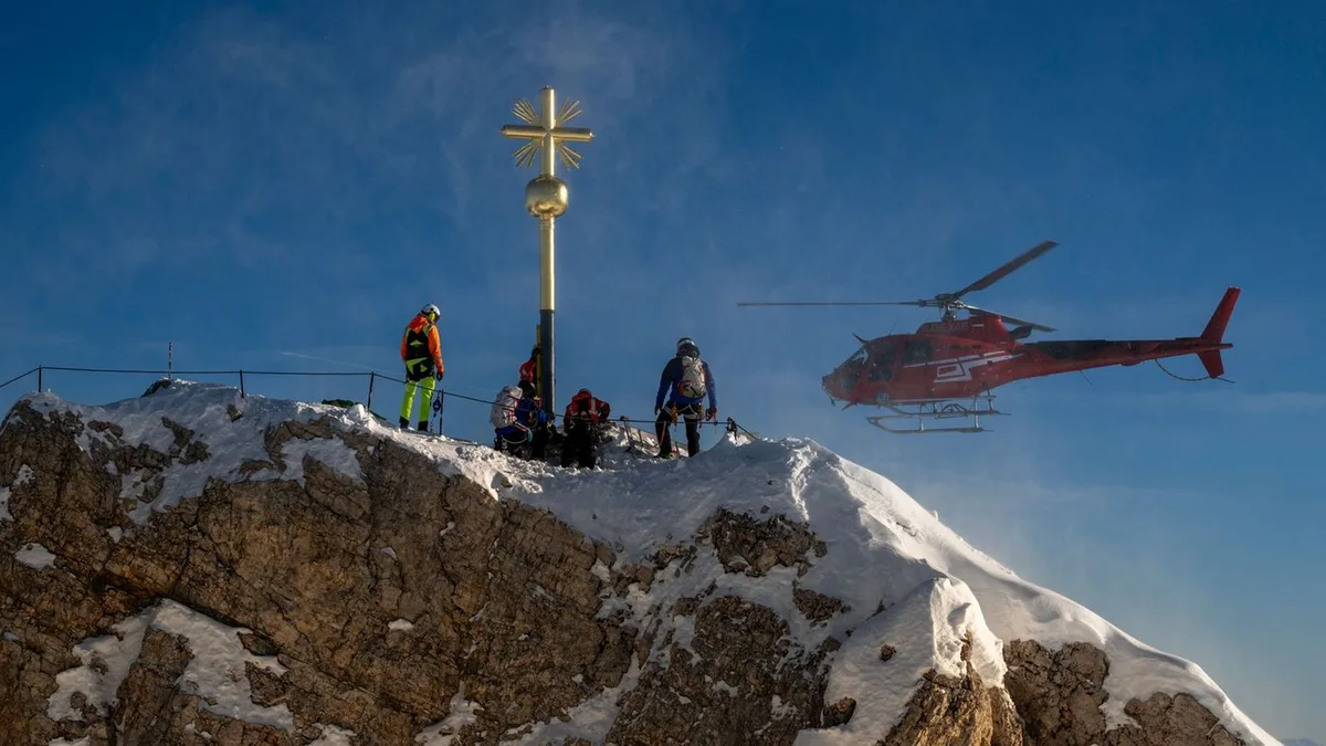 Nach Restaurierung: Sticker am Zugspitz-Kreuz - Klebe-Sünder melden sich
