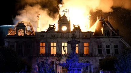 "C'est un monument qui brûle, mais ce n'est pas la République" : l'émotion mêlée de colère du maire de Limoges devant l'incendie qui a détruit l'hôtel de ville