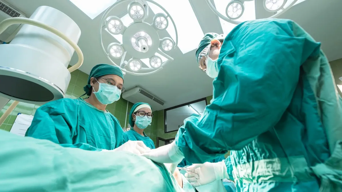 Reino Unido realiza la primera cirugía cerebral asistida con IA en tiempo real a un paciente que podría haber quedado ciego