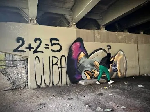 ¿Por qué “2+2=5″ en Cuba y cómo contradice la realidad de la isla?