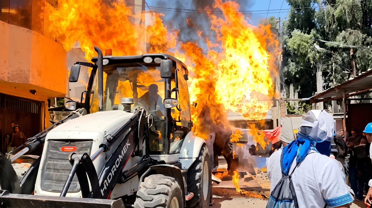 Desalojo en Huancayo: ataque con gasolina deja nueve trabajadores municipales heridos y dos con quemaduras graves